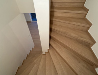 BUKOMA schody z vinylu s nosem - podlaha zákazníka